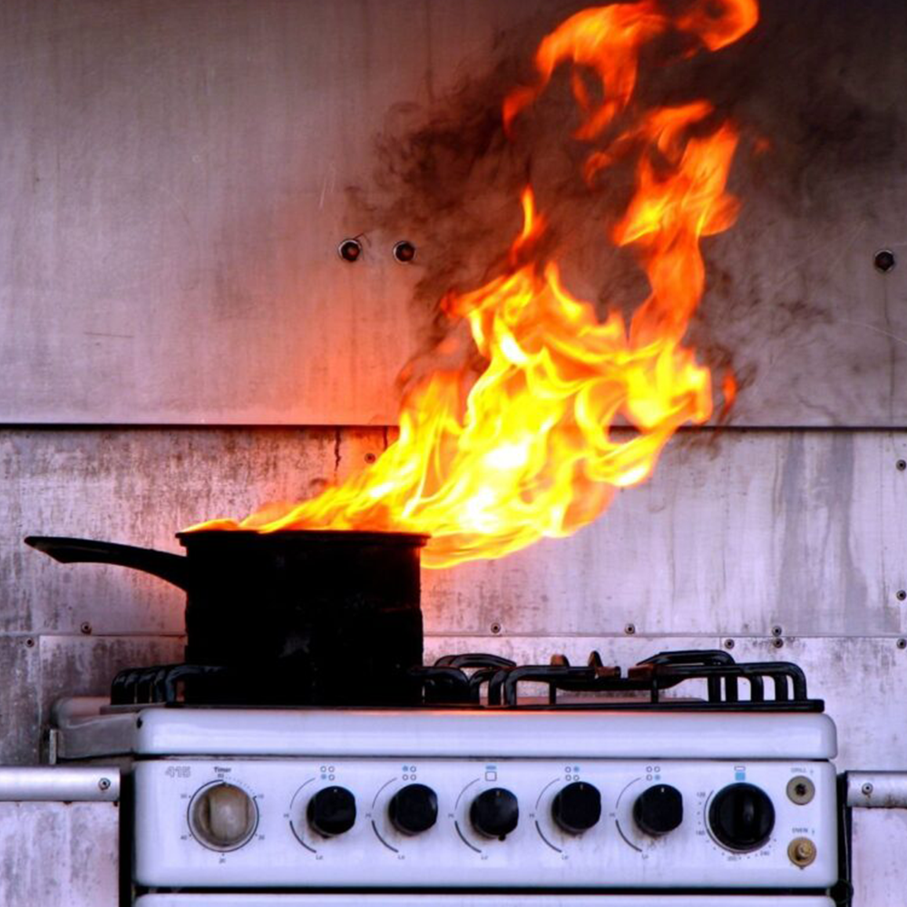«На плите стоит горячей, вкусноту под крышкой прячет» Пожар легче предотвратить - чем потушить!